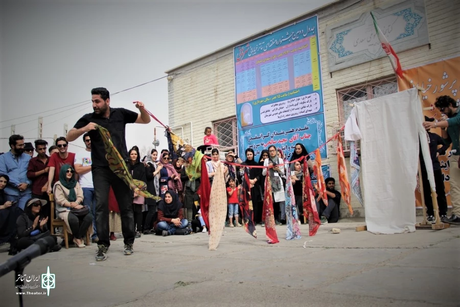 نمایش "دری به سوی آسمان"
