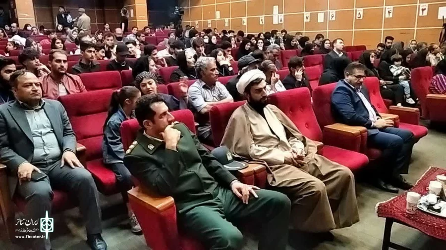 جشنواره تئاتر استان ایلام 1402  با معرفی برگزیدگان پایان یافت

 3